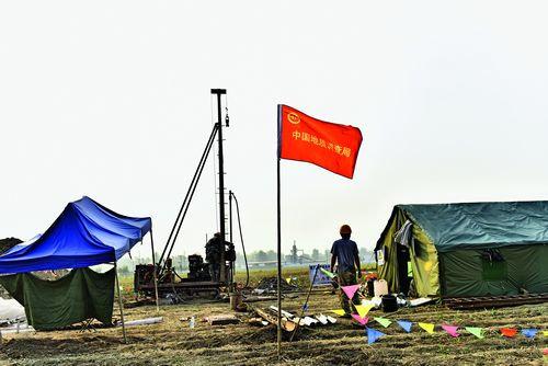 中國地質(zhì)調(diào)查局在安新縣北六村田野中開展地質(zhì)測量。攝影 劉向陽 中國地質(zhì)調(diào)查局在安新縣北六村田野中開展地質(zhì)測量。攝影 劉向陽