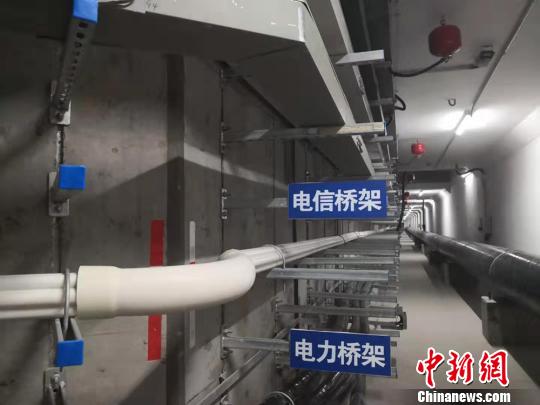 圖為綜合地下管廊待安裝區域的不同類型橋架。　高康迪 攝