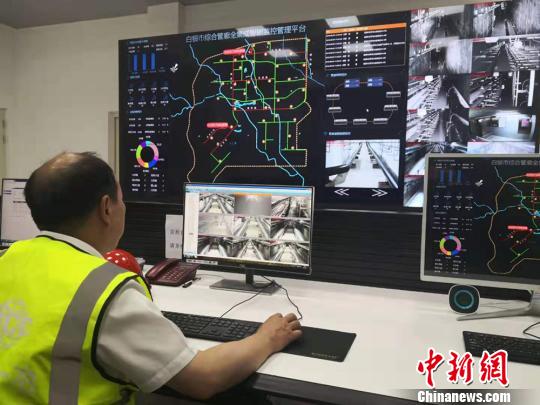 圖為白銀綜合地下管廊總控室工作人員正在進行氧氣、濕度、溫度等監測?！「呖档?攝