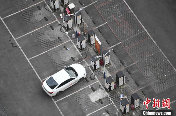 資料圖:重慶大渡口一停車場內,車輛正在充電樁處進行充電。<a target='_blank' href='/'>中新社</a>記者 陳超 攝 資料圖:重慶大渡口一停車場內,車輛正在充電樁處進行充電。<a target='_blank' href='/'>中新社</a>記者 陳超 攝